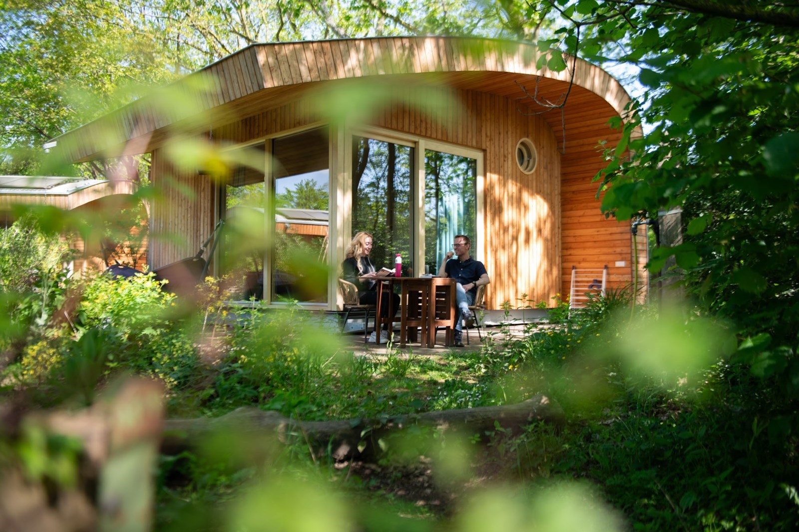 Duurzaam tiny house waar vanuit je zo het bos inloopt