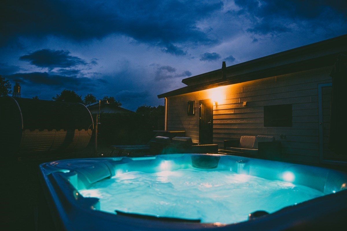 Wellnesshuisje met 4-persoons jacuzzi & houtgestookte sauna