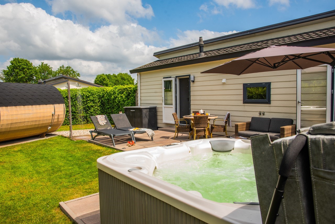 Wellnesshuisje met 4-persoons jacuzzi & houtgestookte sauna