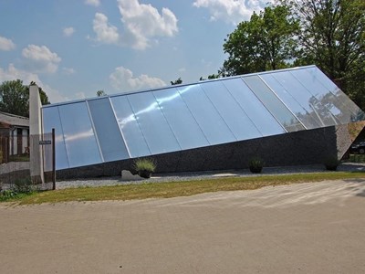 Overnachten in een omgevallen huis Overnachten in een omgevallen huis