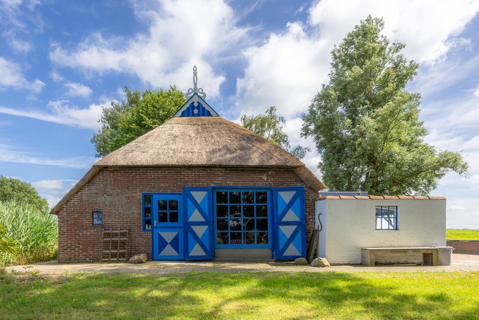 Slapen in een kleurrijk kunstenaarshuis in Friesland