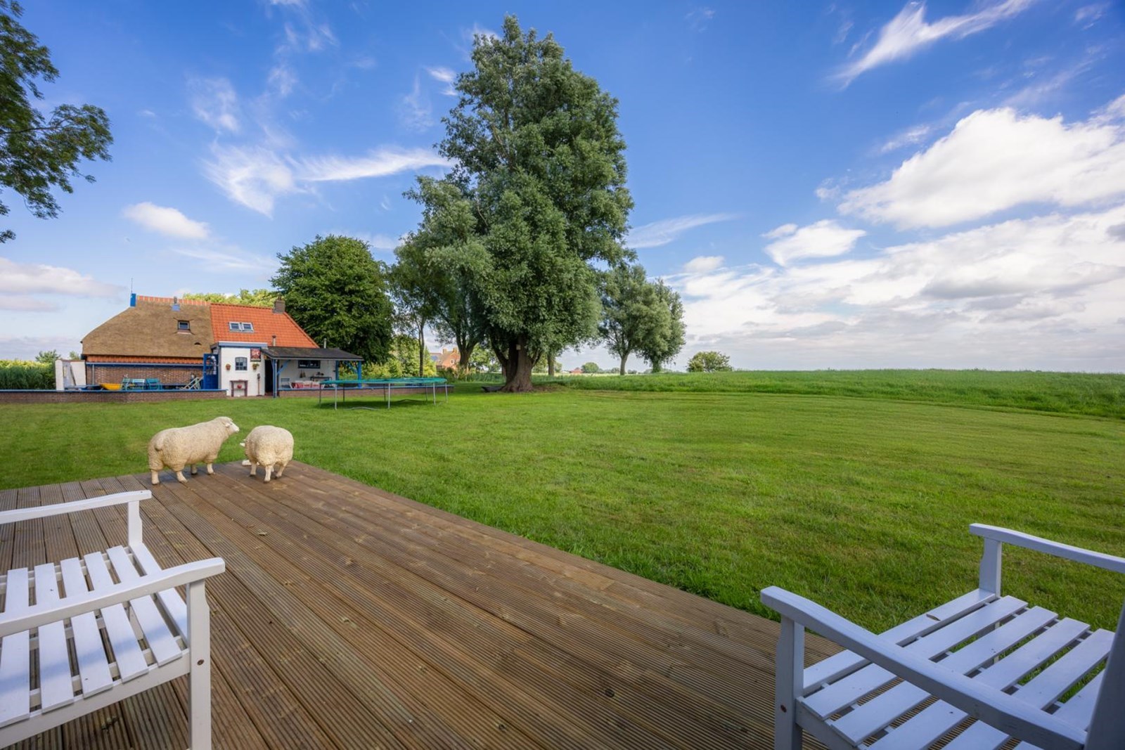 Slapen in een kleurrijk kunstenaarshuis in Friesland