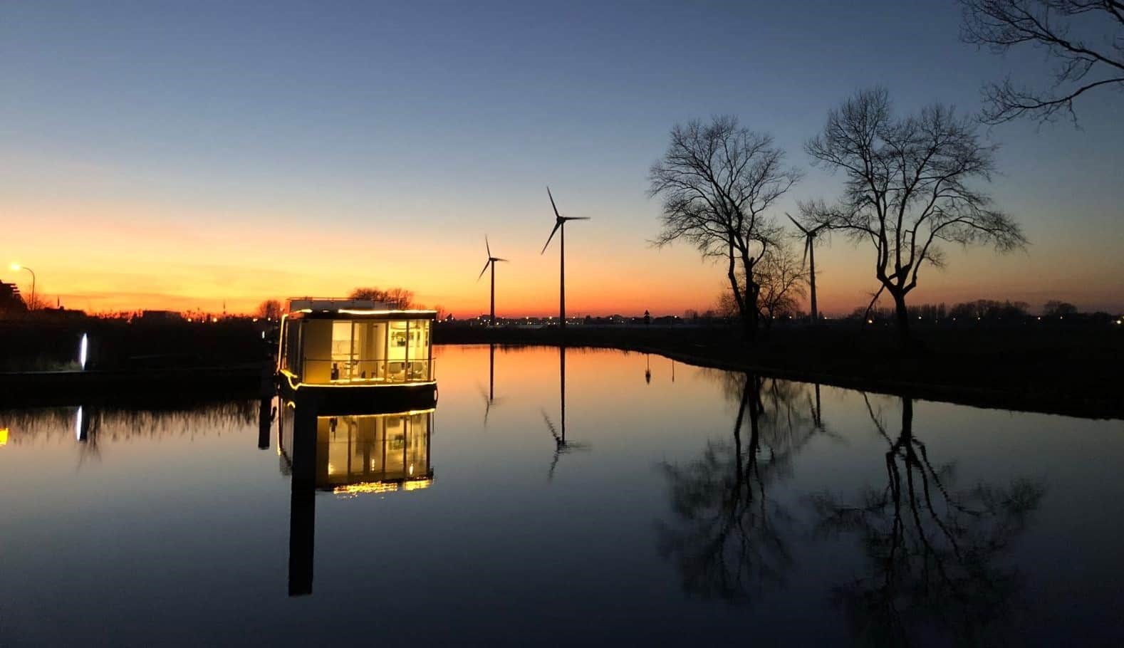 Slapen op het water op een hondvriendelijke homeboat aan de Belgische kust