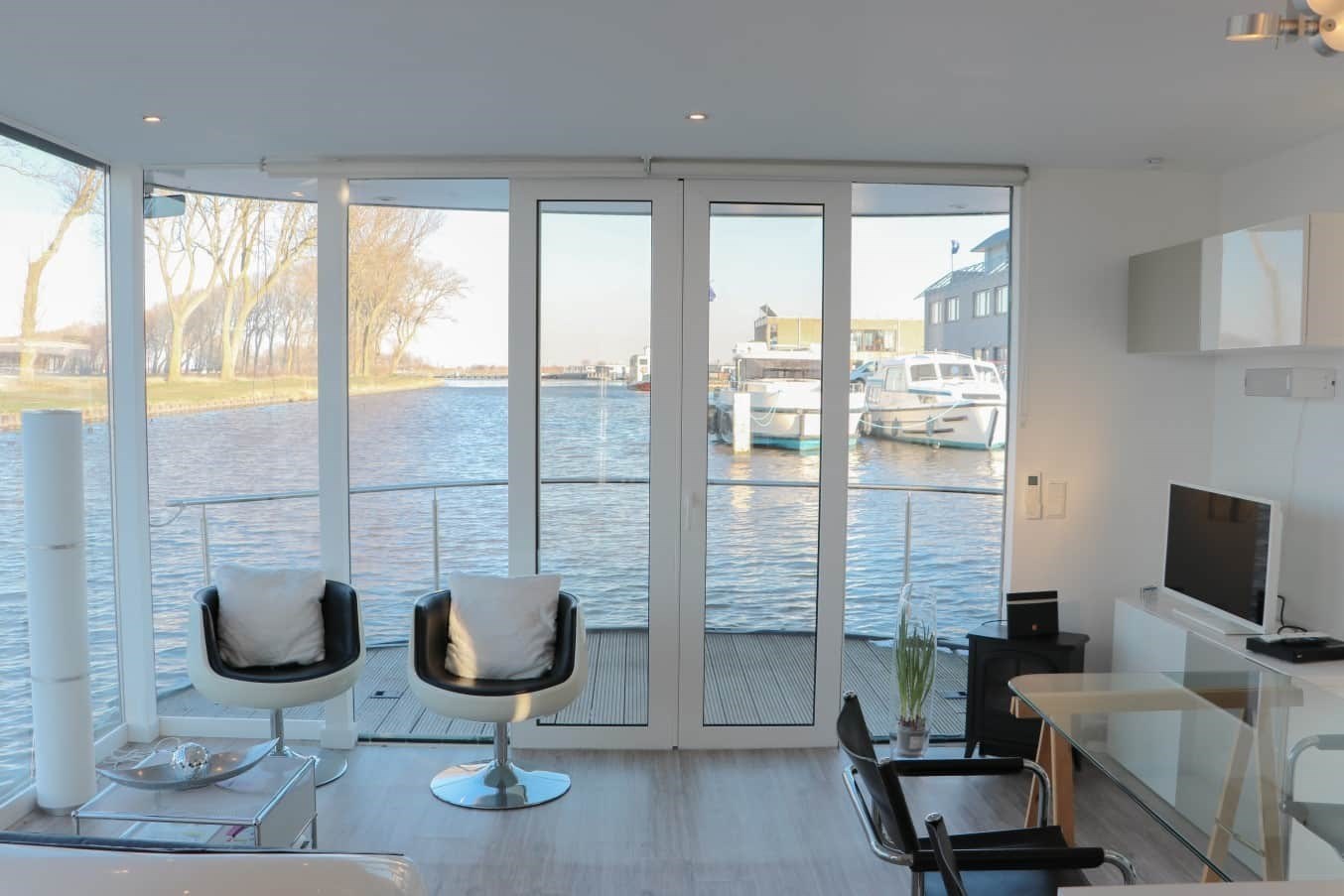 Slapen op het water op een hondvriendelijke homeboat aan de Belgische kust