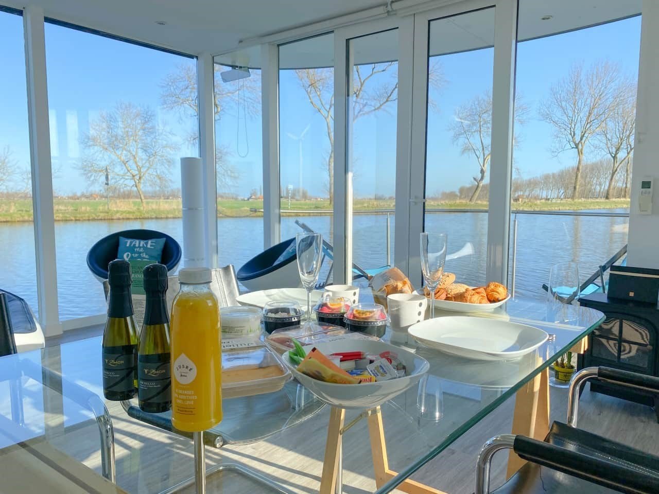 Slapen op het water op een hondvriendelijke homeboat aan de Belgische kust