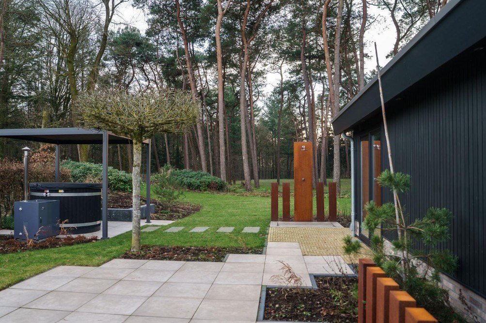 Wellness voor twee midden in het groen met twee sauna's, een ijsbad, een hottub en het bos als uitzicht