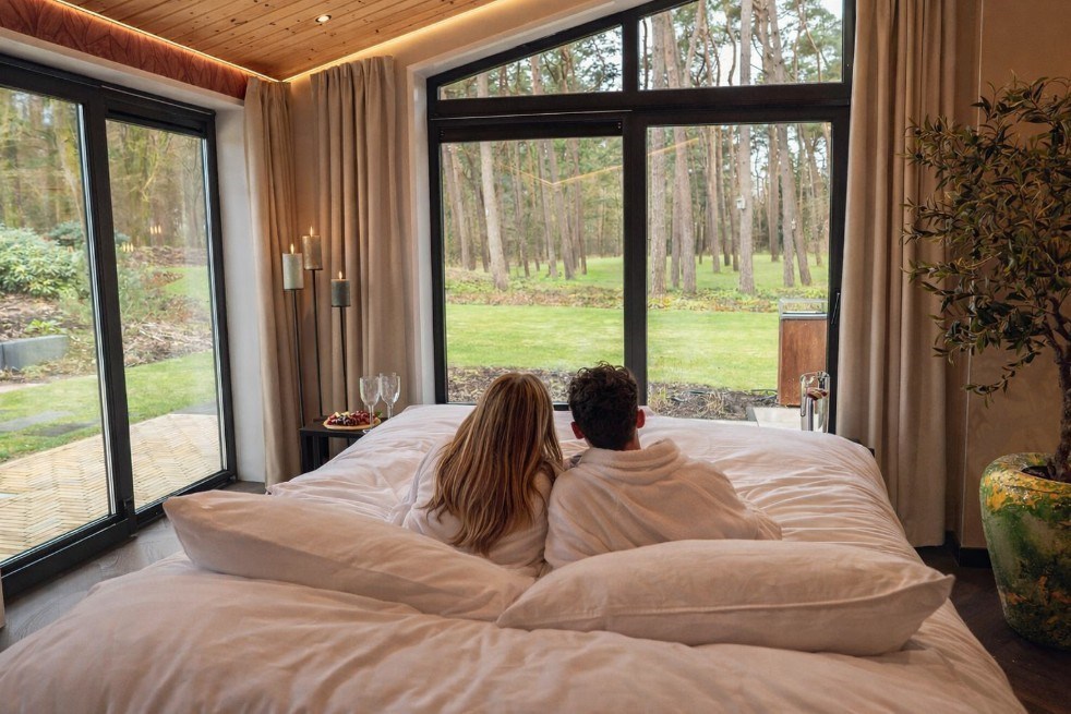 Wellness voor twee midden in het groen met twee sauna's, een ijsbad, een hottub en het bos als uitzicht