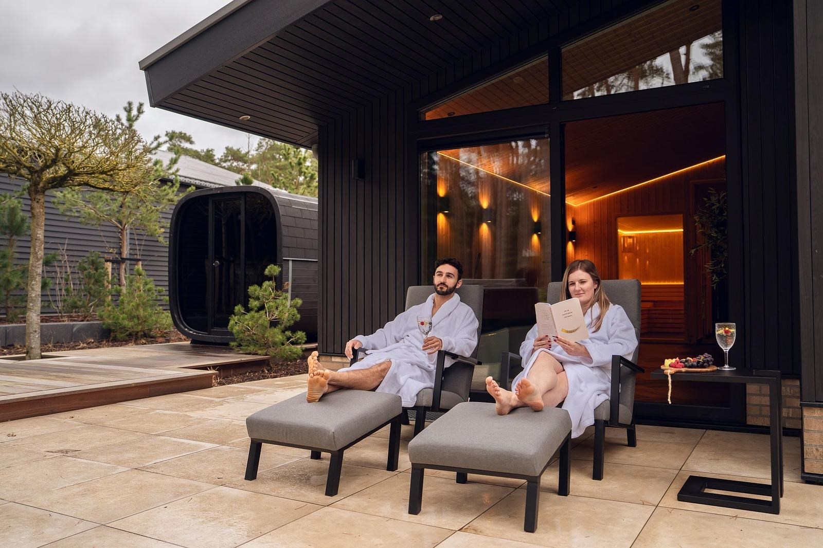 Wellness voor twee midden in het groen met twee sauna's, een ijsbad, een hottub en het bos als uitzicht