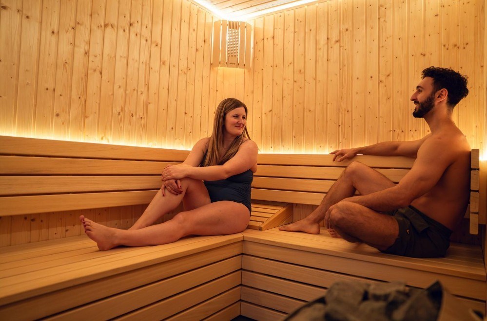 Wellness voor twee midden in het groen met twee sauna's, een ijsbad, een hottub en het bos als uitzicht