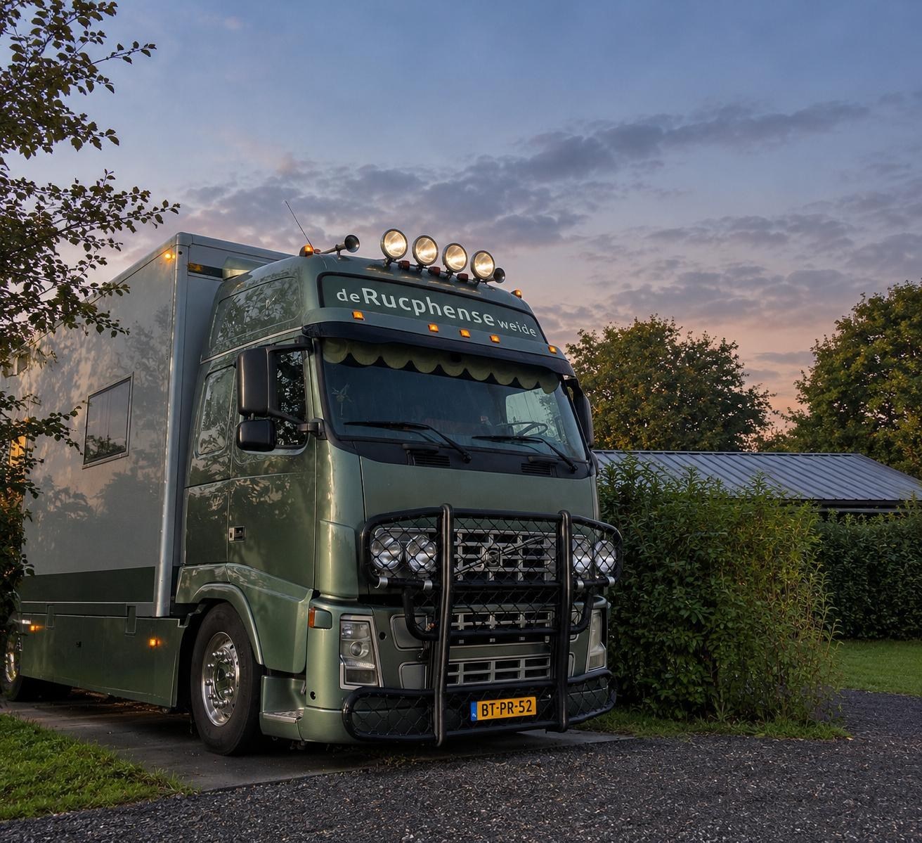 Slapen in een omgebouwde vrachtwagen met hottub en je eigen privé-minibioscoop