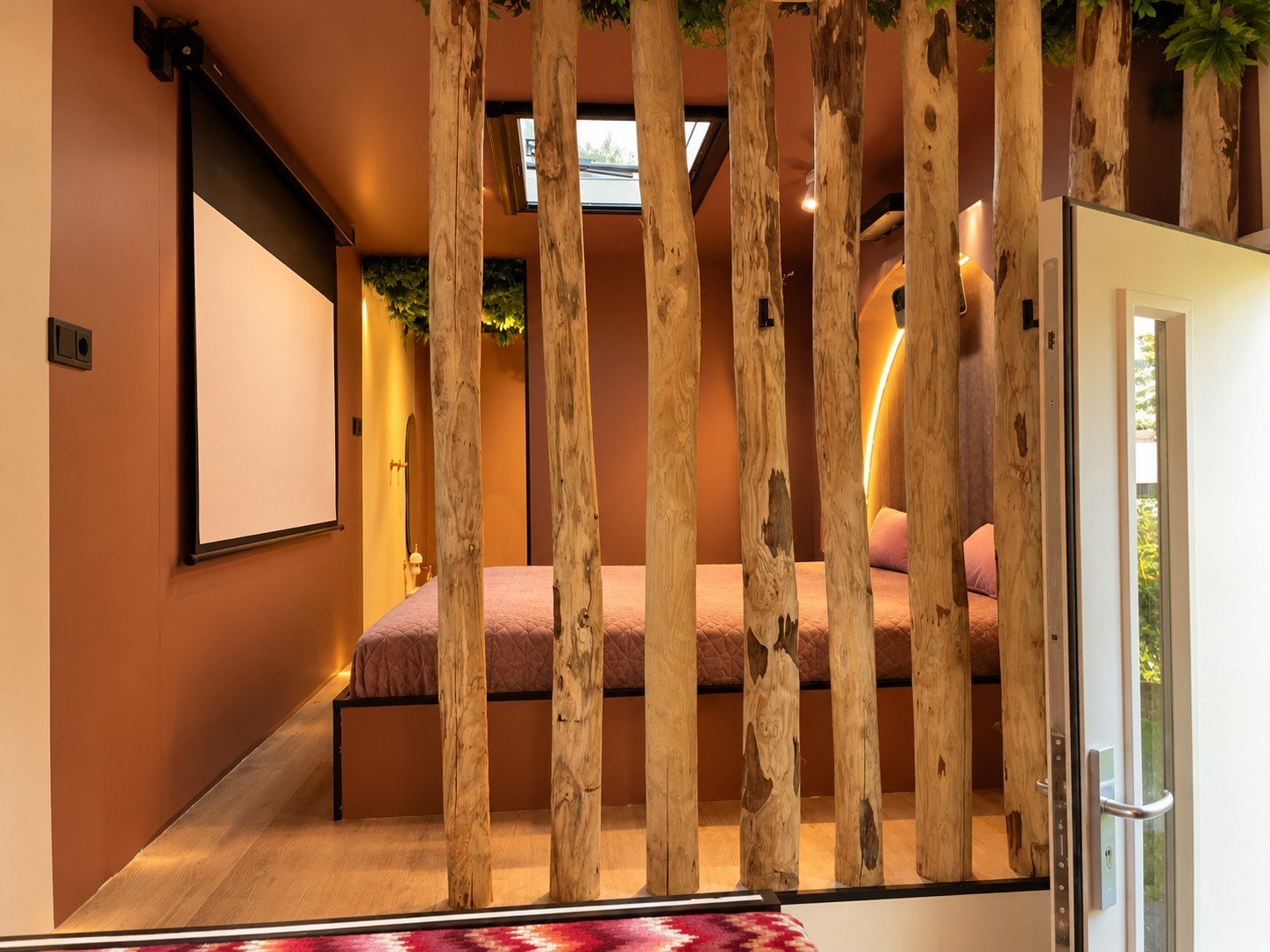 Slapen in een omgebouwde vrachtwagen met hottub en je eigen privé-minibioscoop
