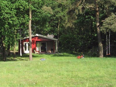 Rood Scandinavisch vrijstaand vakantiehuis op een privéterrein van 3.000 m2 Rood Scandinavisch vrijstaand vakantiehuis op een privéterrein van 3.000 m2