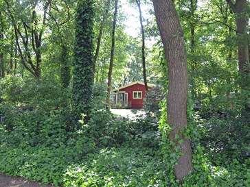Rood Scandinavisch vrijstaand vakantiehuis op een privéterrein van 3.000 m2 Rood Scandinavisch vrijstaand vakantiehuis op een privéterrein van 3.000 m2
