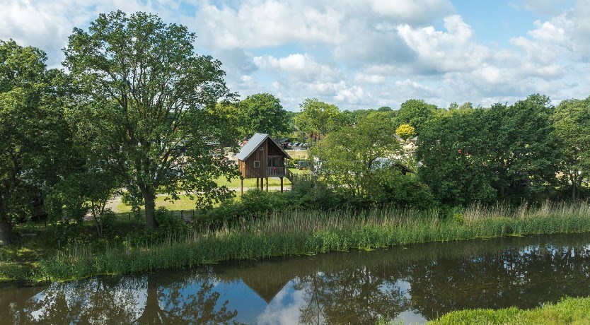 Slapen tussen de boomtoppen in een boomhut aan de rivier