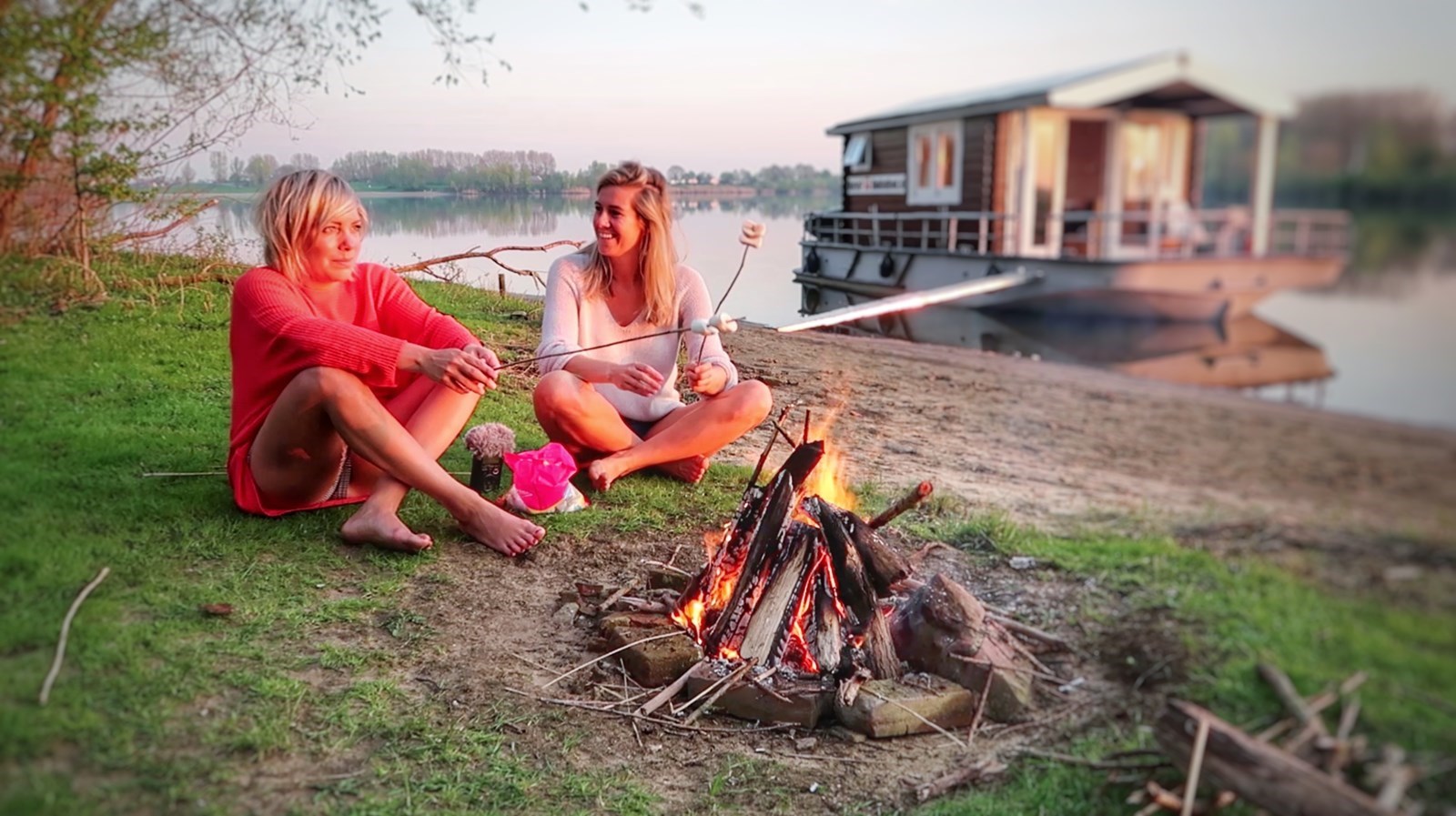 Zonder vaarbewijs varen en overnachten op een Blokhutboot