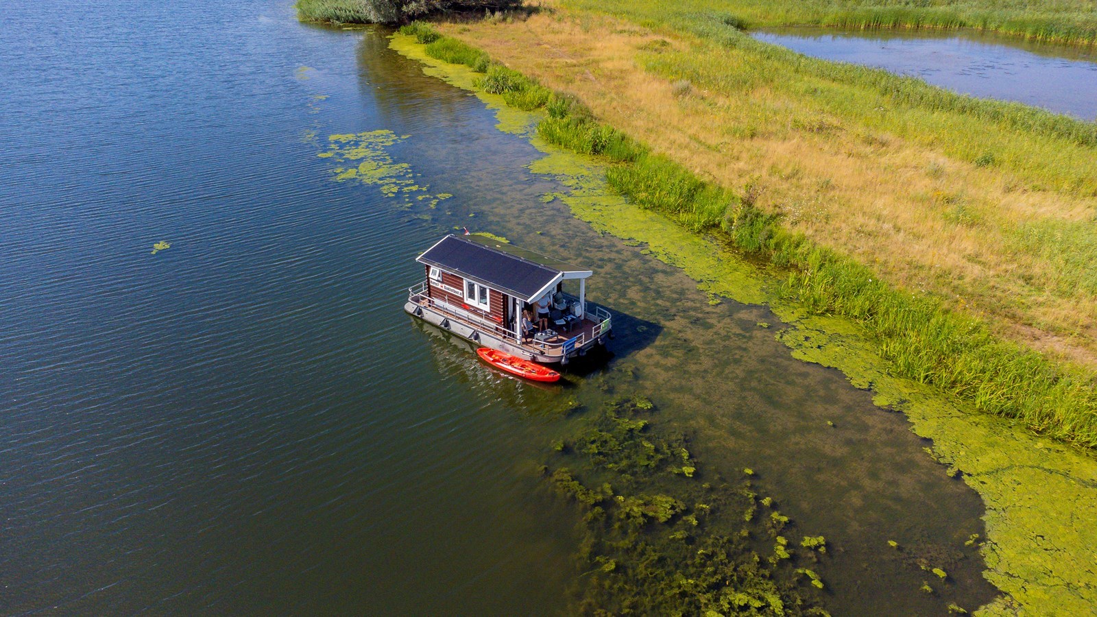 Zonder vaarbewijs varen en overnachten op een Blokhutboot