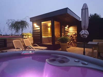 Wellness huisje met sauna & jacuzzi Wellness huisje met sauna & jacuzzi