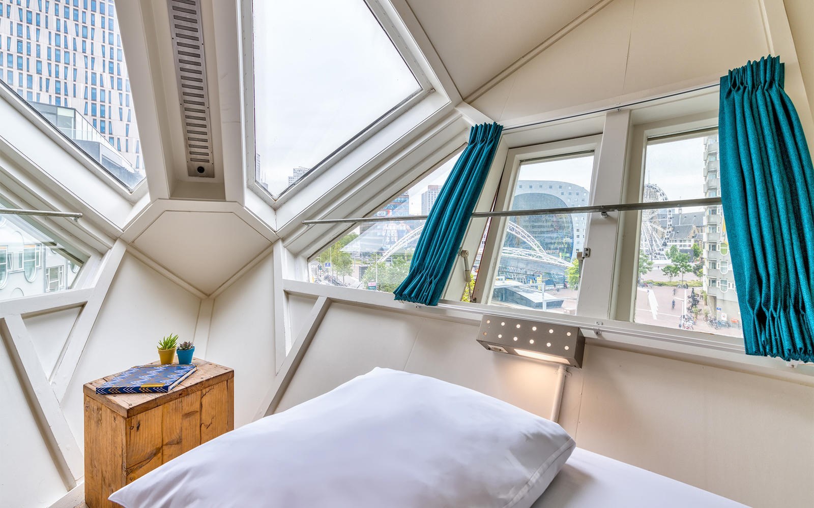 Schots en scheef slapen in de wereldberoemde Kubuswoning van Rotterdam