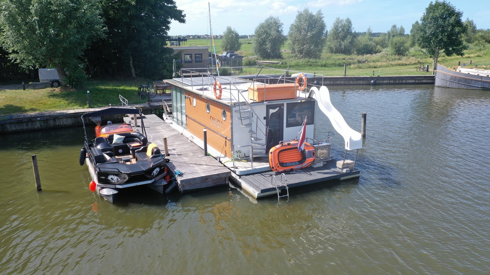 Bijzonder overnachten op een Houseboat met een echte glijbaan.