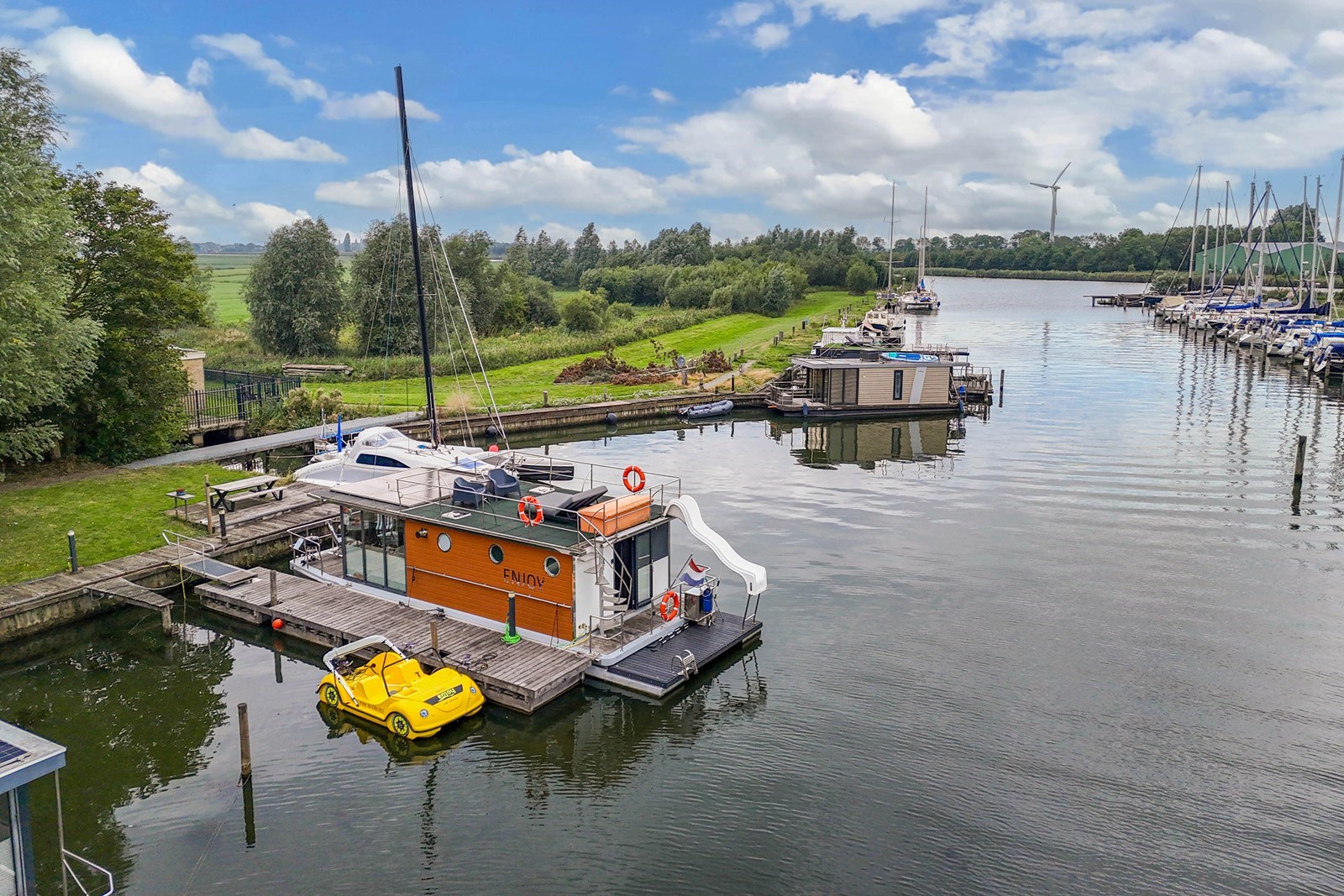 Bijzonder overnachten op een Houseboat met een echte glijbaan.