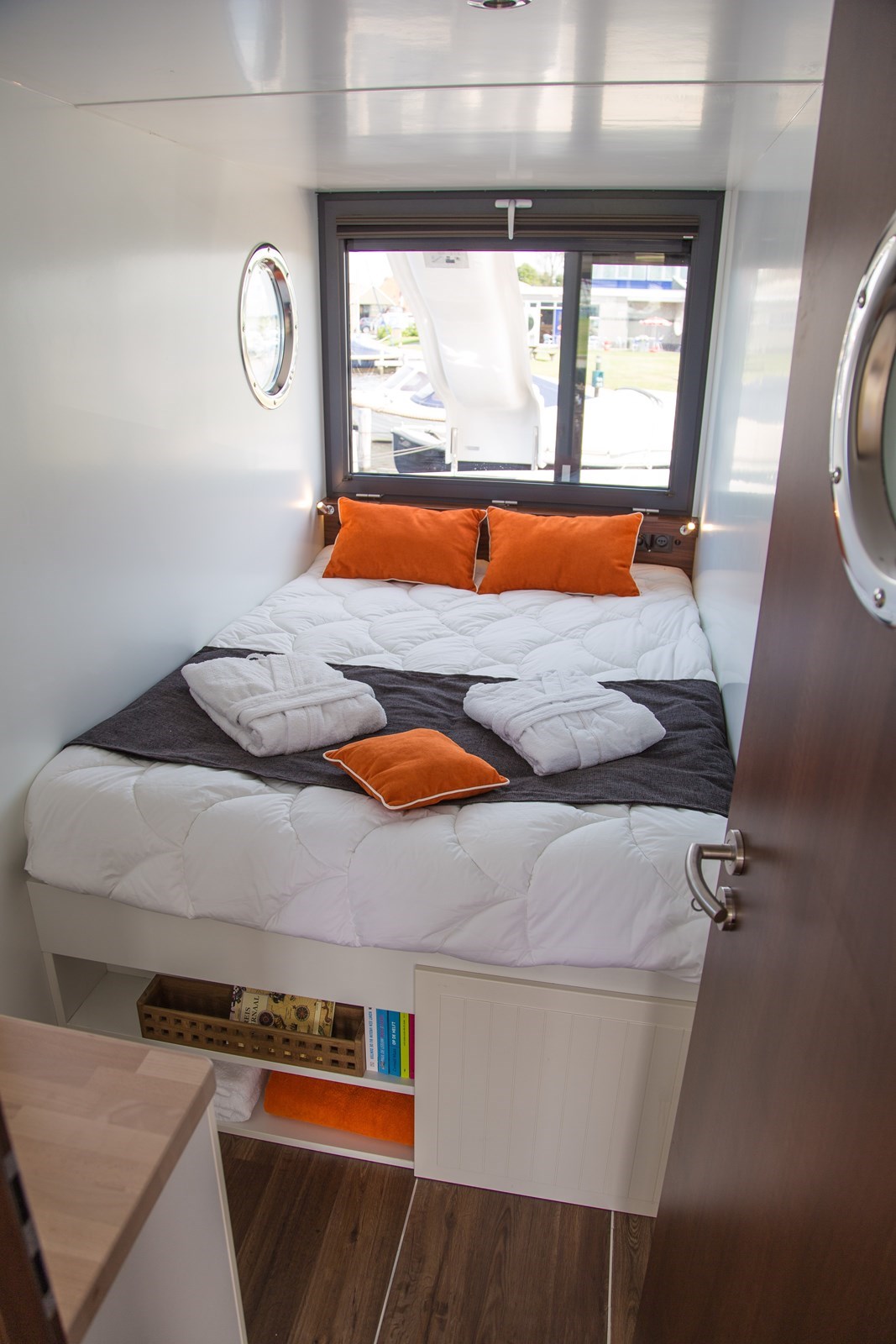 Bijzonder overnachten op een Houseboat met een echte glijbaan.