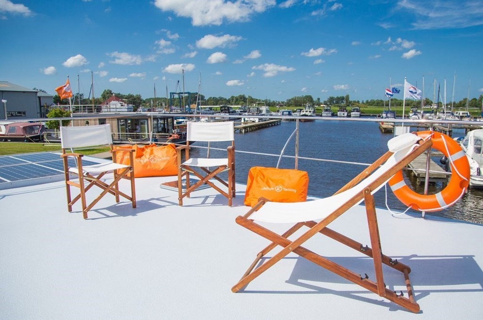 Bijzonder overnachten op een Houseboat met een echte glijbaan.