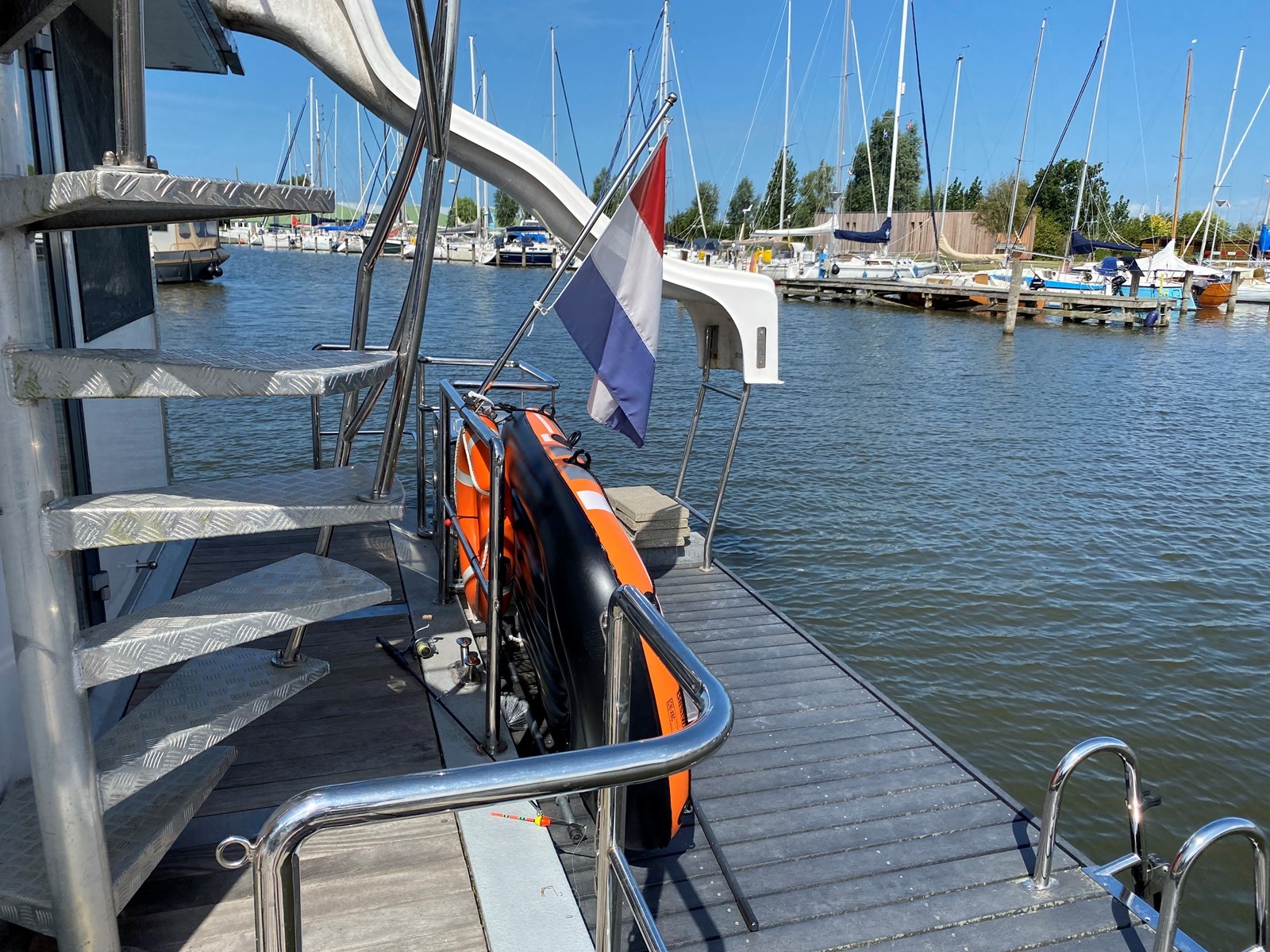 Bijzonder overnachten op een Houseboat met een echte glijbaan.