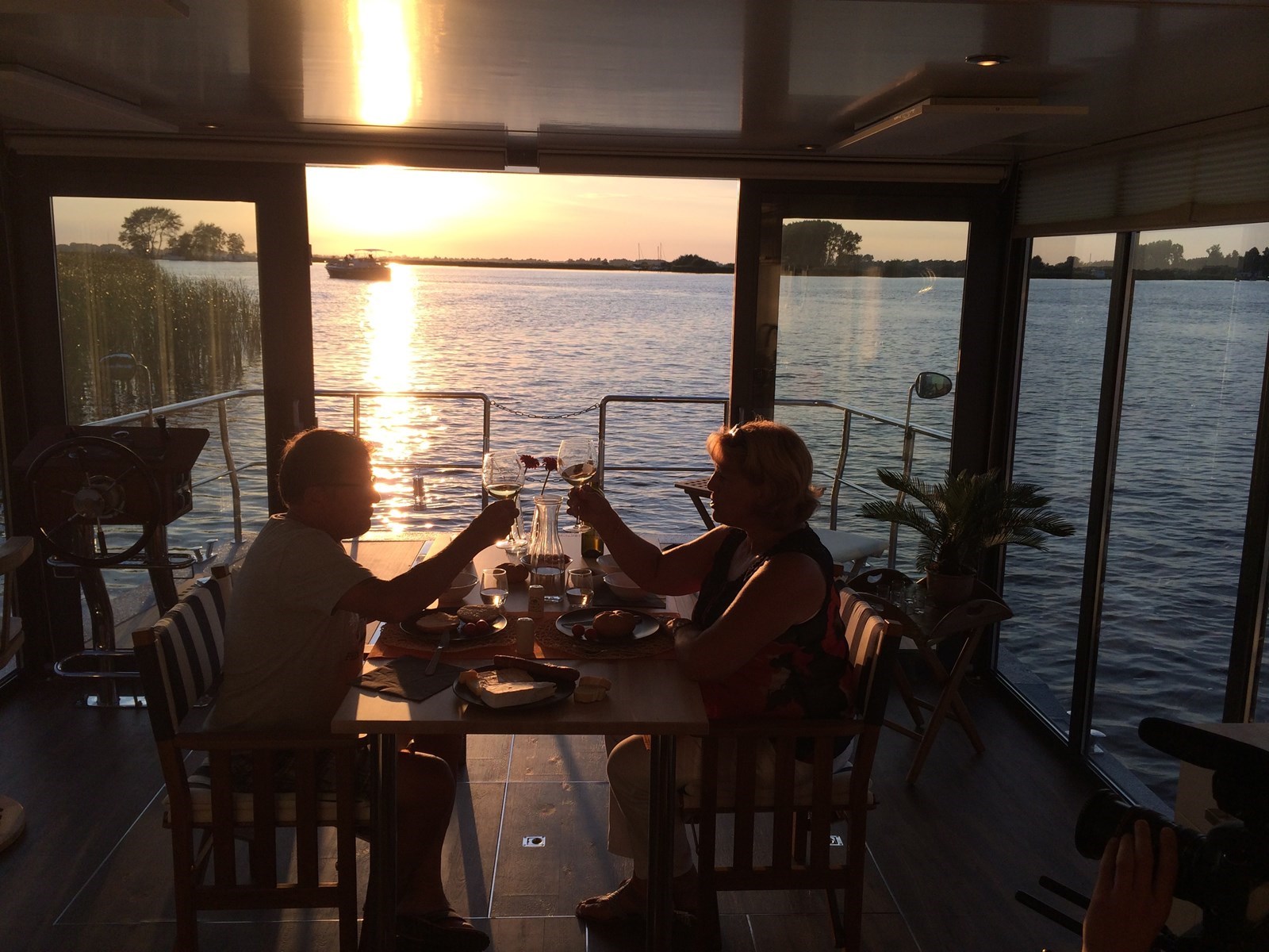 Bijzonder overnachten op een Houseboat met een echte glijbaan.