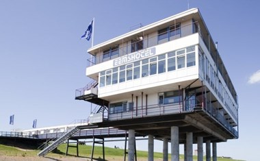 Hotel op palen in de zee Hotel op palen in de zee