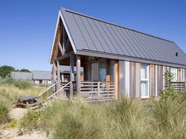 Strandhuisje in het duinlandschap Strandhuisje in het duinlandschap