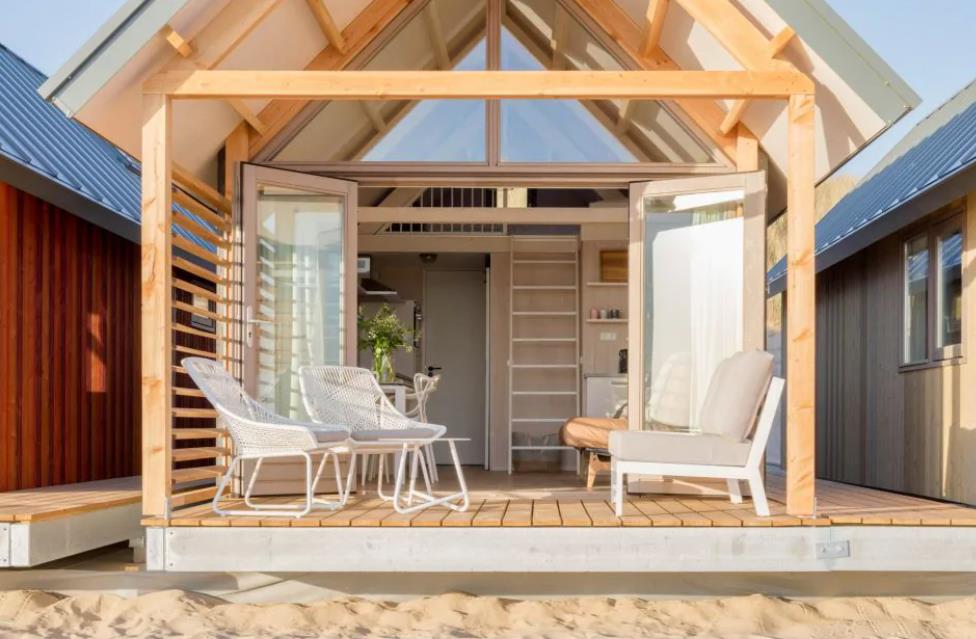 Strandhuisje met uitzicht op zee