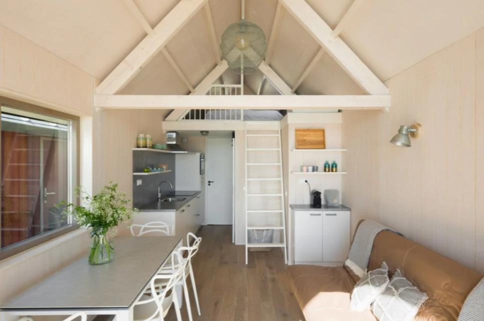 Strandhuisje met uitzicht op zee