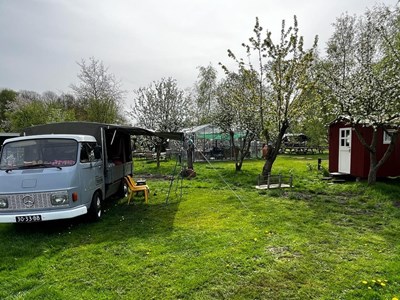 Kamperen in een uniek Kampeerbusje uit 1974 met een kingsize bed Kamperen in een uniek Kampeerbusje uit 1974 met een kingsize bed