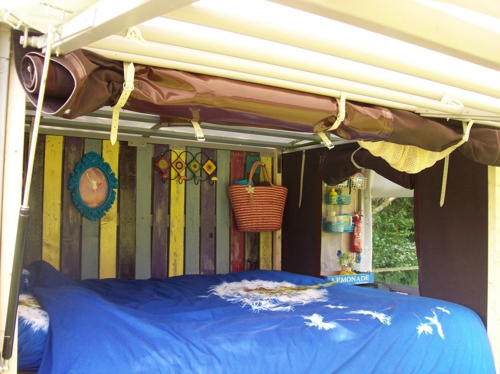 Kamperen in een uniek Kampeerbusje uit 1974 met een kingsize bed