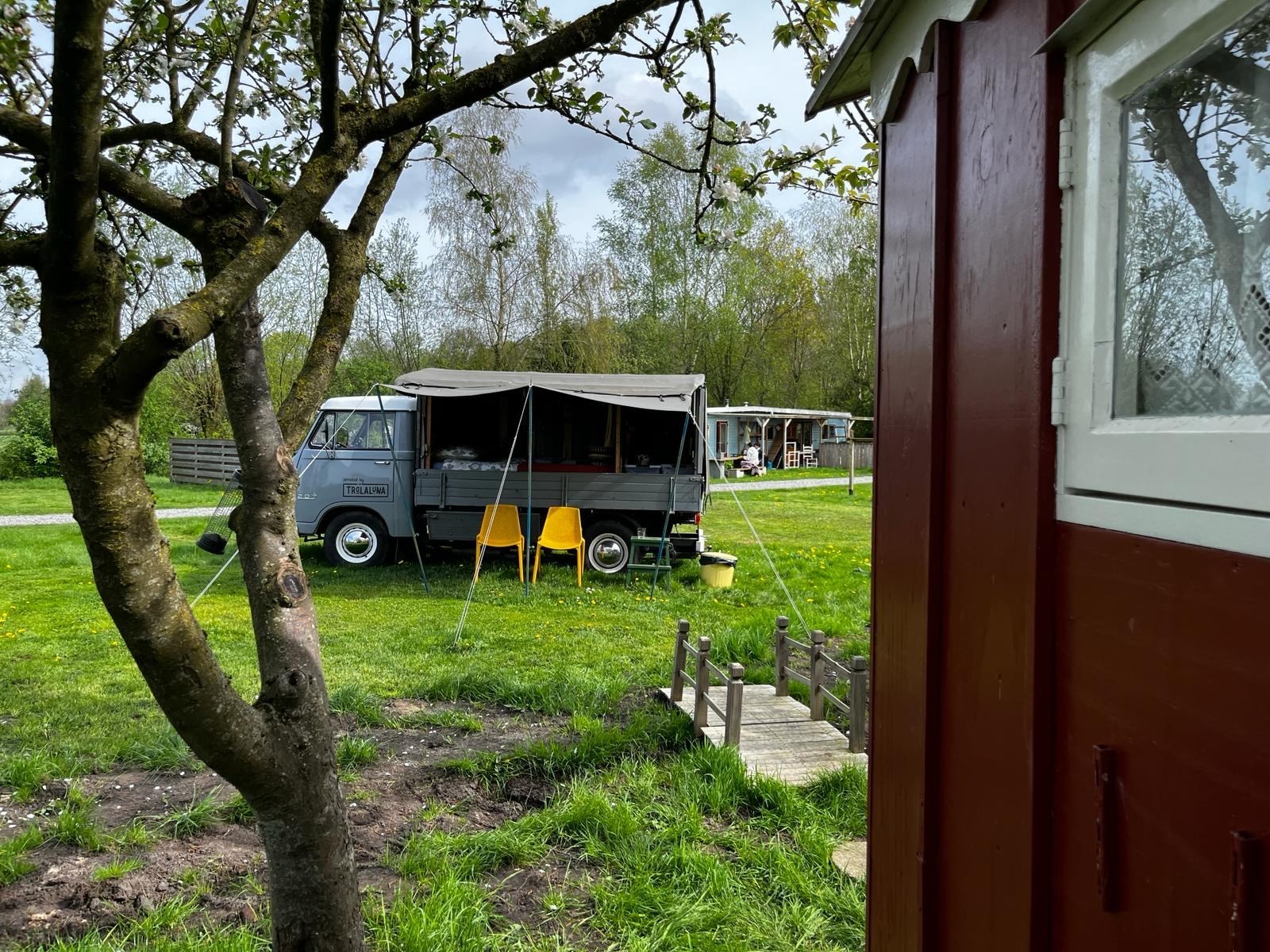 Kamperen in een uniek Kampeerbusje uit 1974 met een kingsize bed