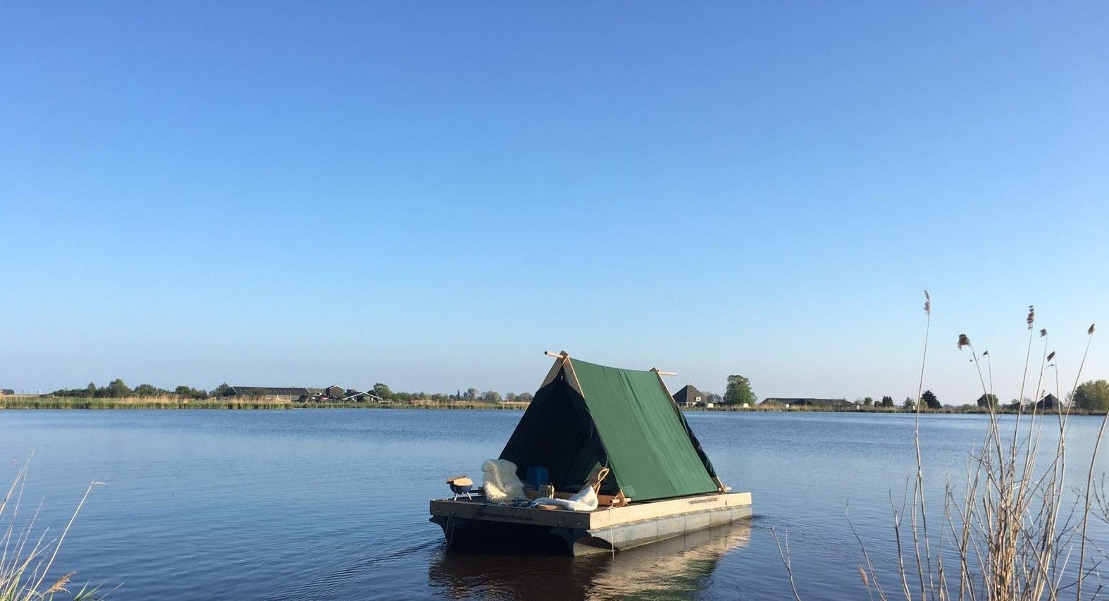 Echt wildkamperen op een gemotoriseerd kampeervlot