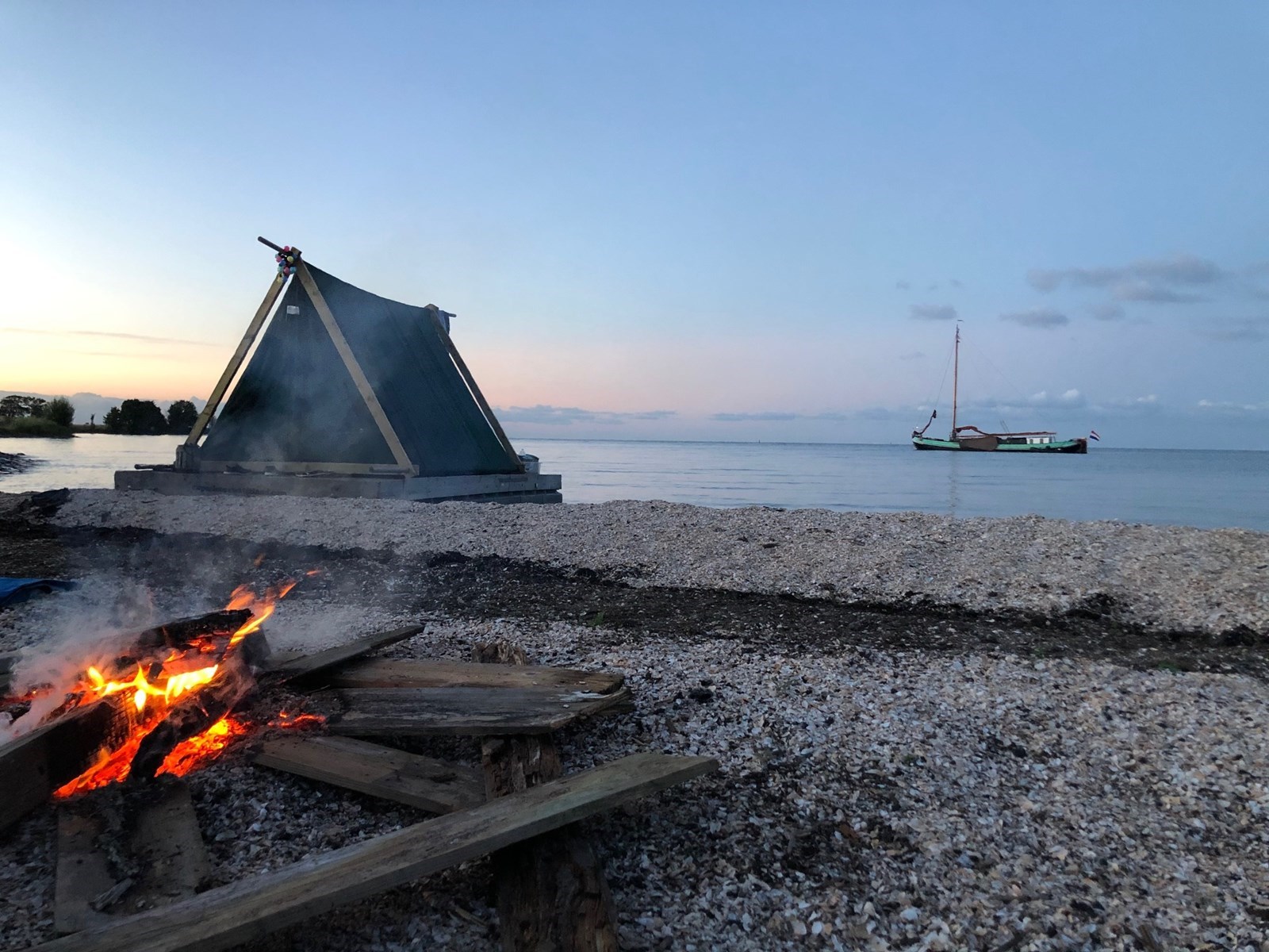Echt wildkamperen op een gemotoriseerd kampeervlot