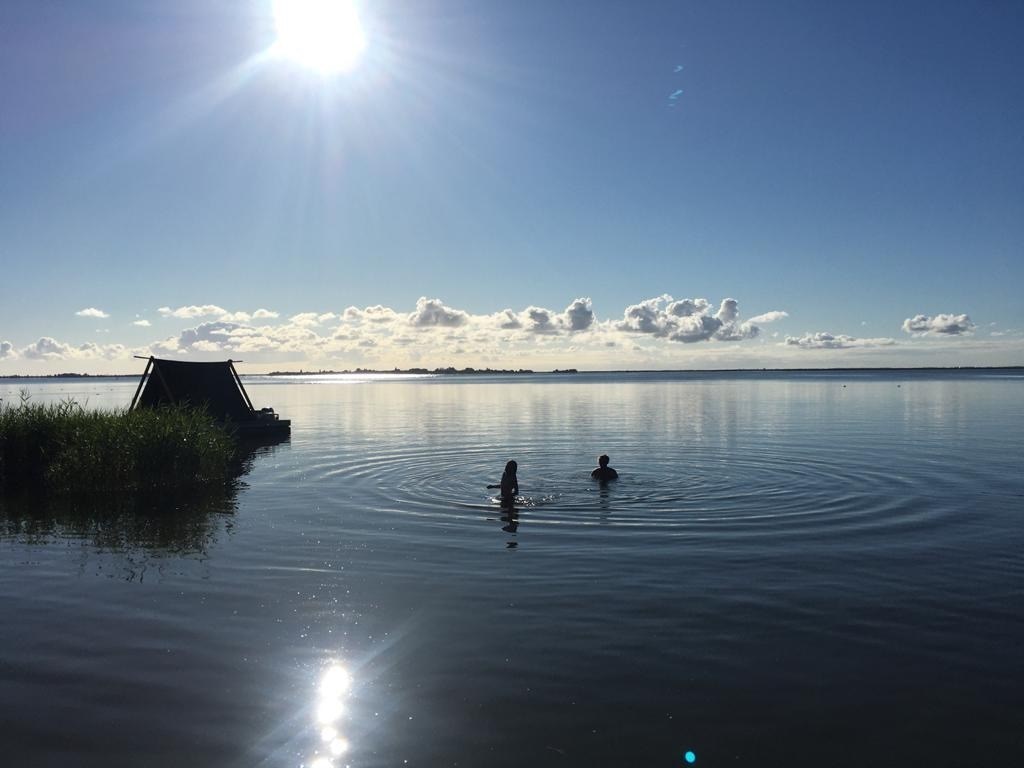 Echt wildkamperen op een gemotoriseerd kampeervlot