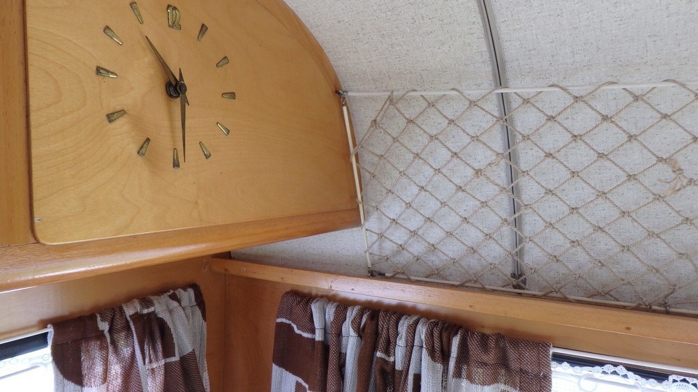 Retro kamperen in een 'toffe wagens bos'