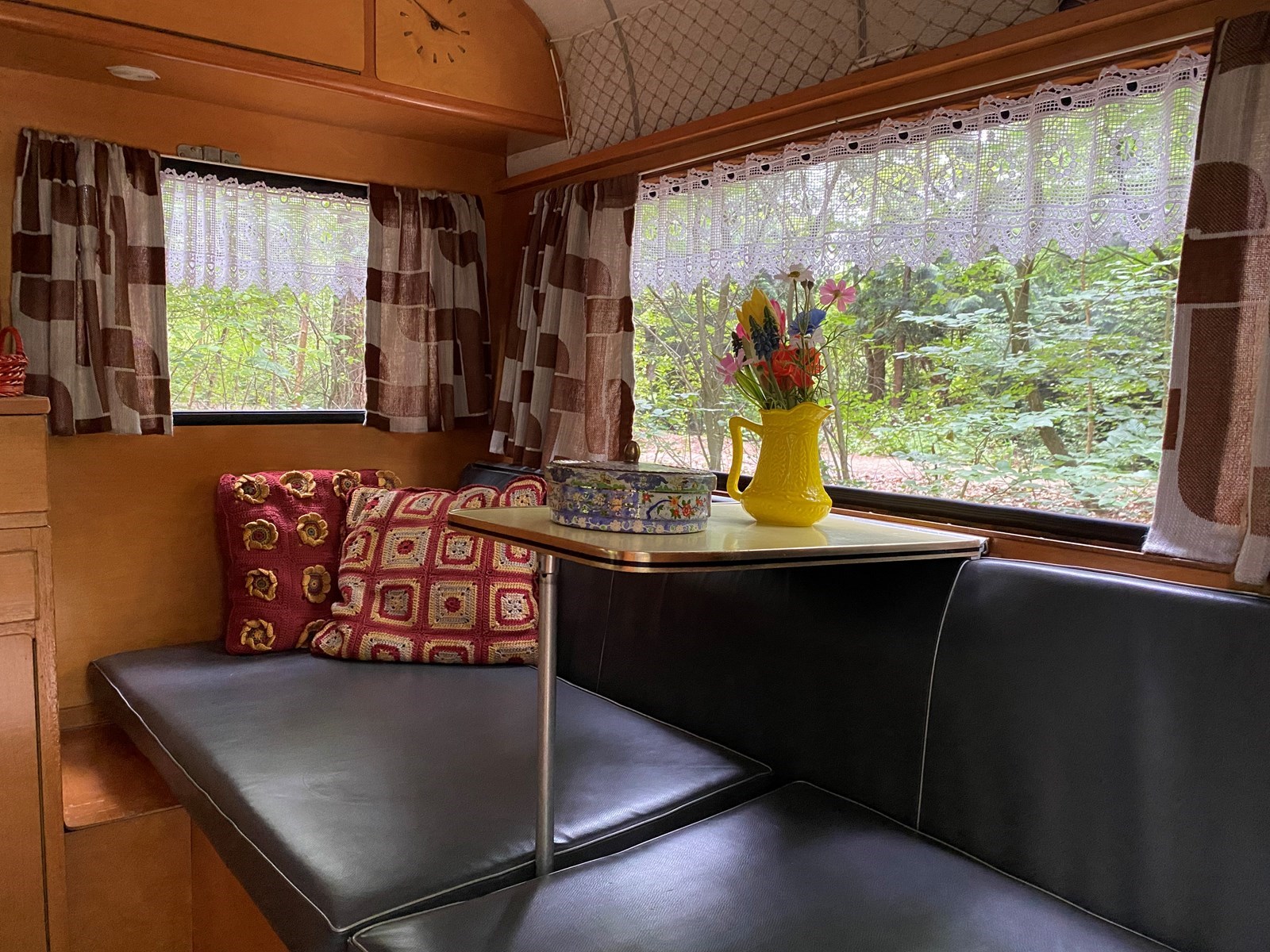 Retro kamperen in een 'toffe wagens bos'