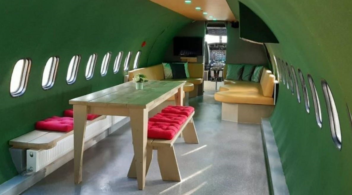 Slapen in een Vliegtuig met verkeerstoren