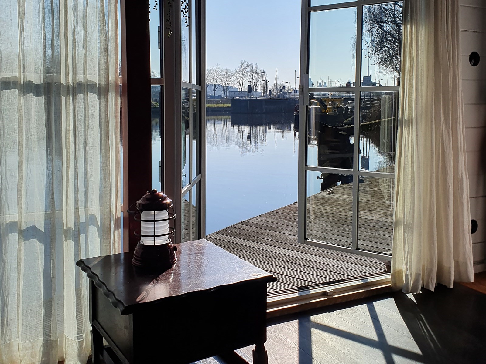 Boothuis op een rustig plekje en toch vlakbij het centrum van Amsterdam