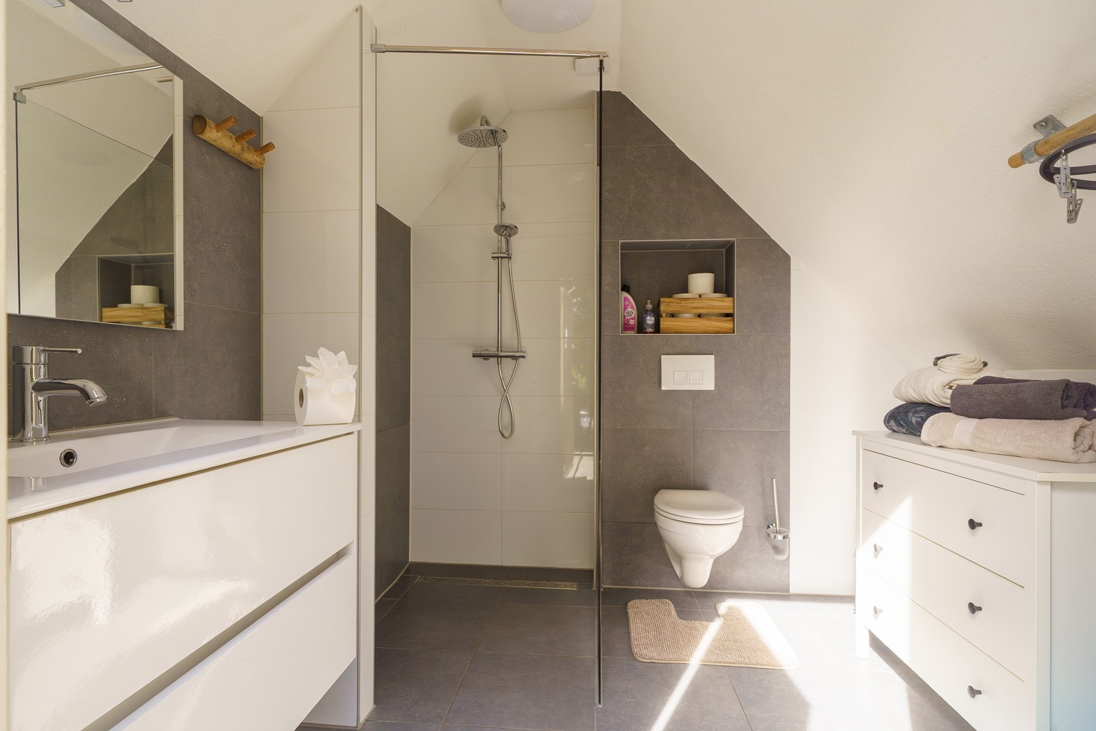 Pipowagen aan het water met hottub