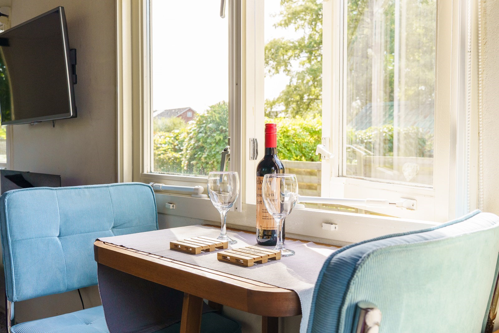 Pipowagen aan het water met hottub