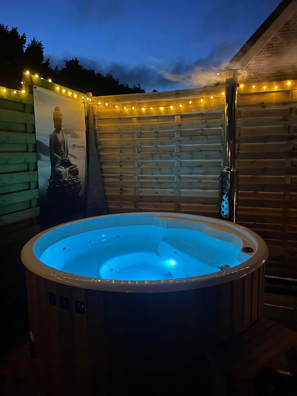 Pipowagen aan het water met hottub