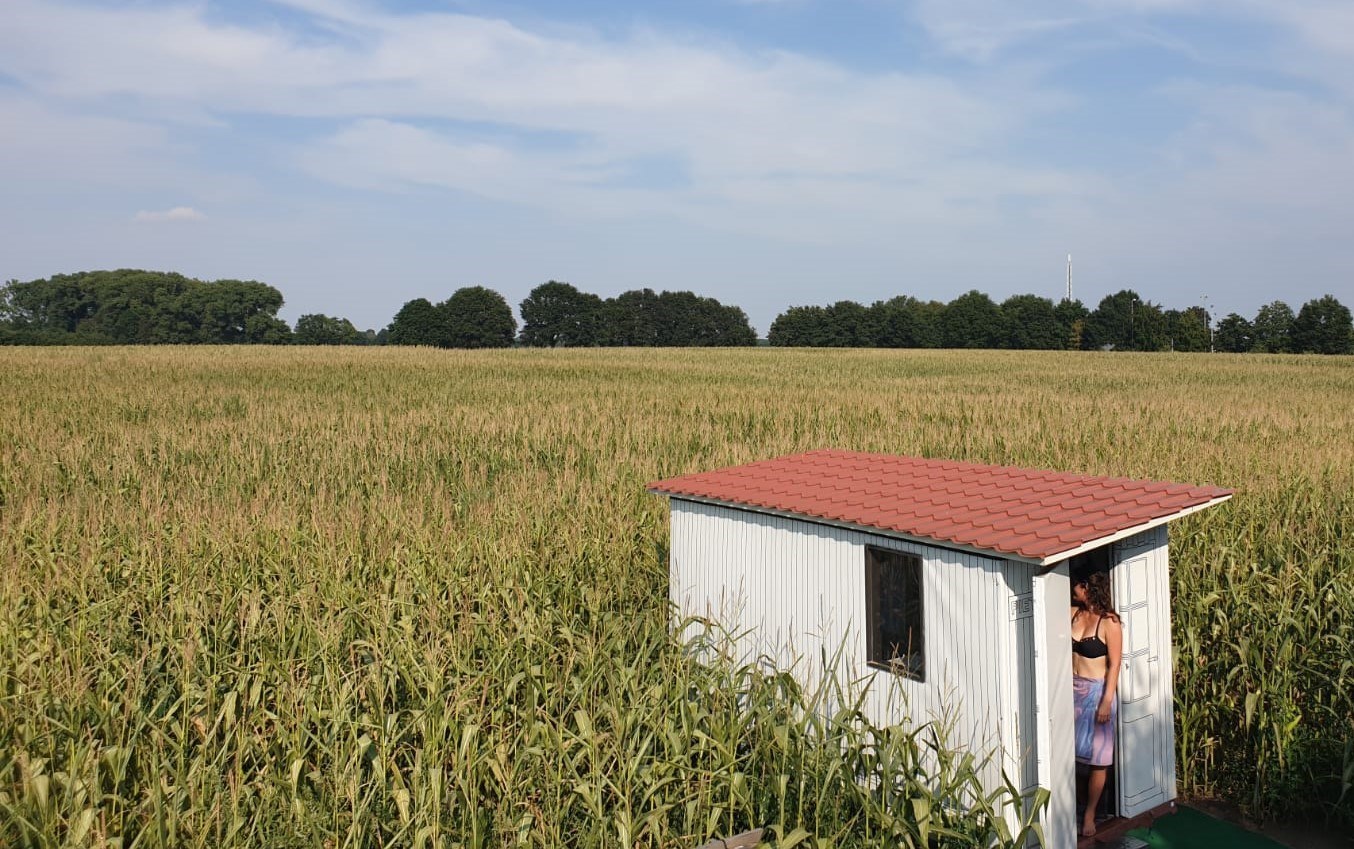 Off-the-grid Slaapwagen in het veld