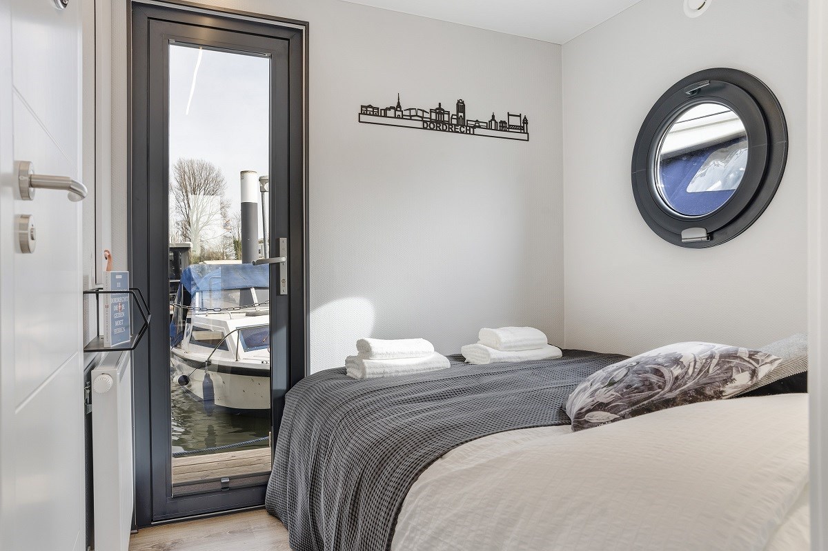 Houseboat vlakbij de Biesbosch en de historische binnenstad van Dordrecht