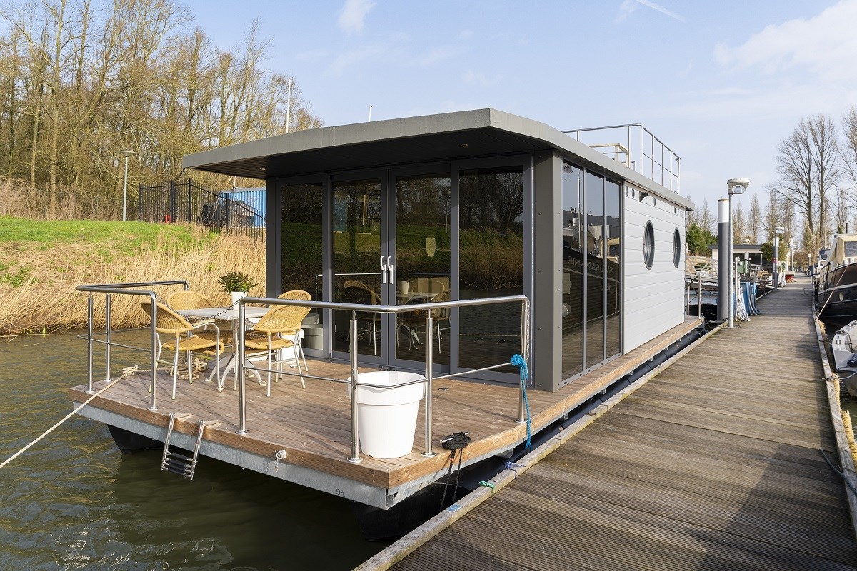 Unieke Houseboat in de jachthaven van de Hollandsche Biesbosch