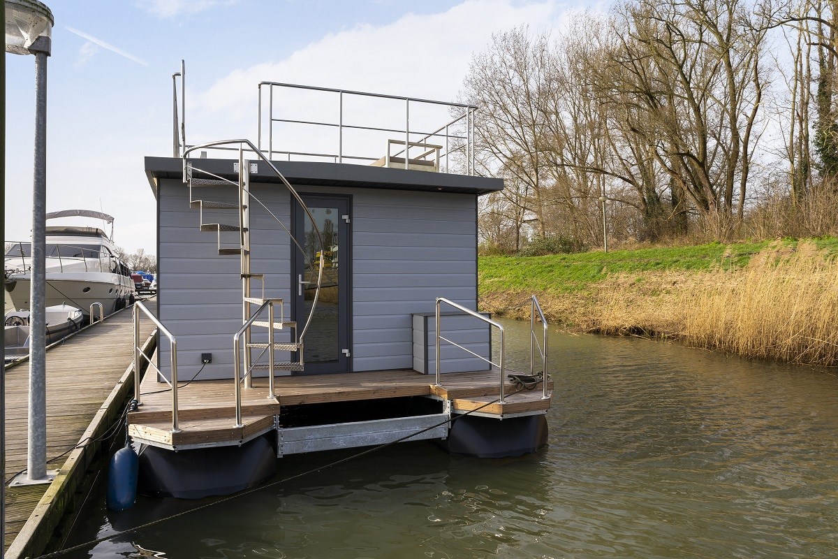 Unieke Houseboat in de jachthaven van de Hollandsche Biesbosch