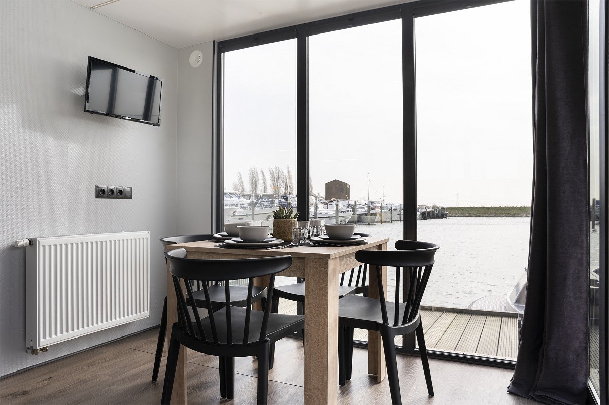 Unieke Houseboat in de jachthaven van de Hollandsche Biesbosch